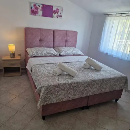 Apartment Dana Srima